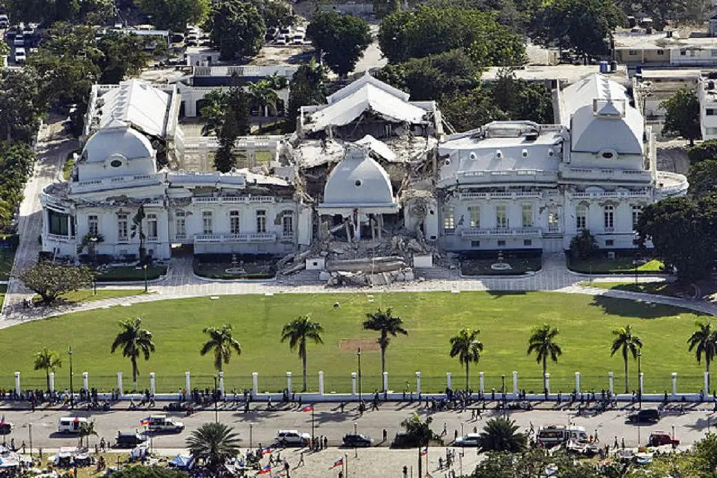 640px-Haitian_national_palace_earthquake-edit