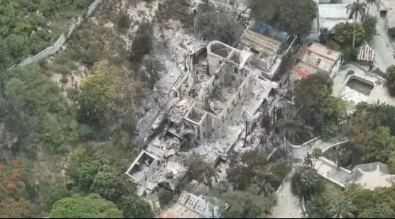 Vue de l’Hôtel Oloffson, à Port-au-Prince, incendié le 6 juillet 2025. Photo issue des réseaux sociaux. @HAITIANTIMES_/X