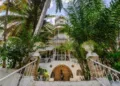 Hotel Oloffson, Port-au-Prince / Photo: Jean Oscar Augustin En lisant la chronique de Lyonel Trouillot intitulée « L’incendie de l’Oloffson : lorsque l’on tue les morts… » dans AyiboPost, on est d’abord saisi par la maîtrise stylistique du texte. Mais on en ressort avec une gêne persistante, presque douloureuse. Car derrière les effets de plume, l’auteur propose une lecture intellectuellement séduisante, mais moralement bancale, d’un drame pourtant lourd de sens.