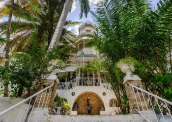 Hotel Oloffson, Port-au-Prince / Photo: Jean Oscar Augustin En lisant la chronique de Lyonel Trouillot intitulée « L’incendie de l’Oloffson : lorsque l’on tue les morts… » dans AyiboPost, on est d’abord saisi par la maîtrise stylistique du texte. Mais on en ressort avec une gêne persistante, presque douloureuse. Car derrière les effets de plume, l’auteur propose une lecture intellectuellement séduisante, mais moralement bancale, d’un drame pourtant lourd de sens.
