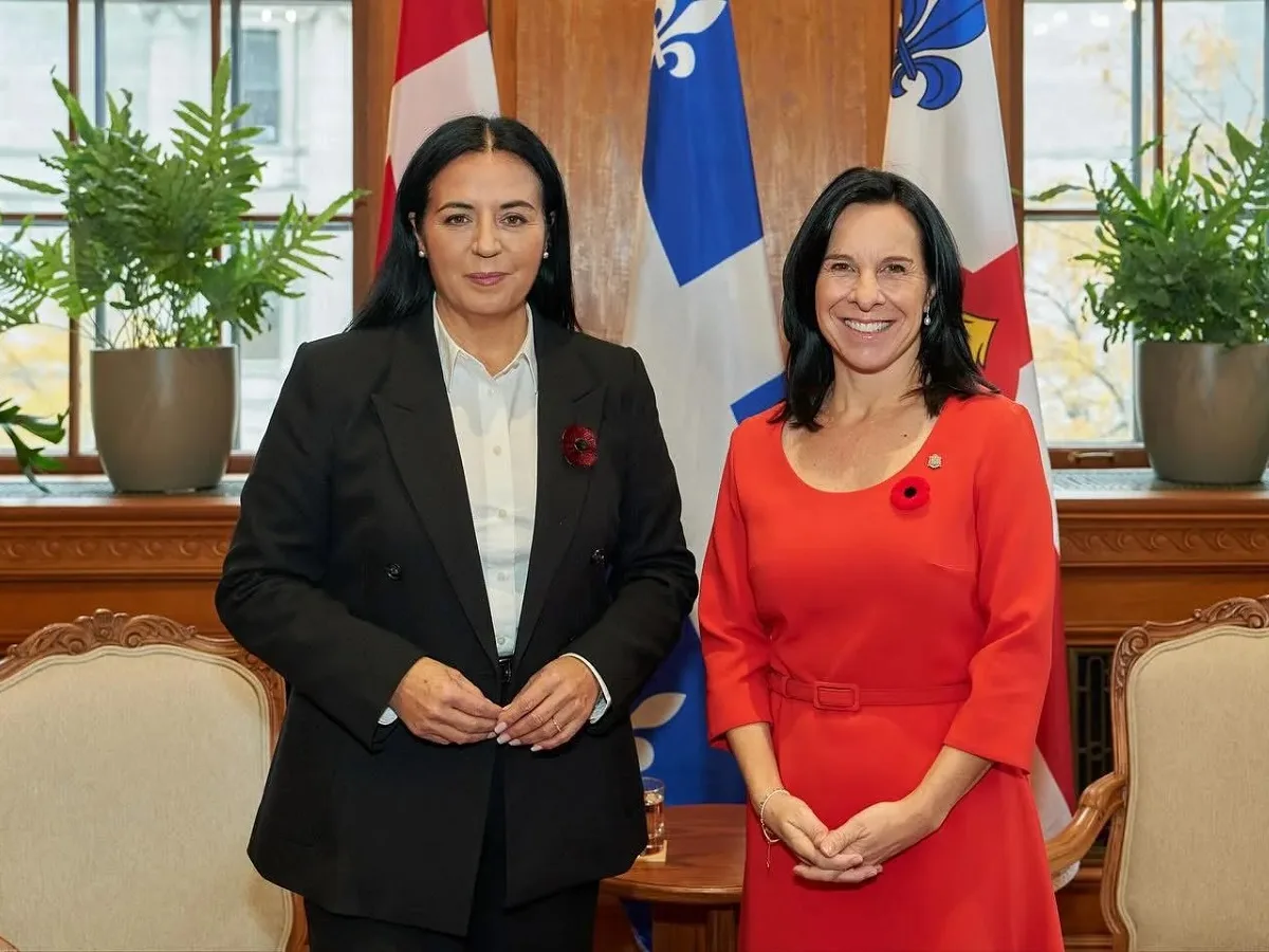 Soraya Martinez Ferrada, vêtue de noir, puis Valérie Plante, vêtue de rouge.