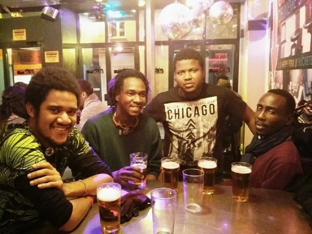 Fabian Charles, Néhémy Dahomey, moi Thélyson Orélien et Watson Charles, (dans un bar/pub, à Paris)